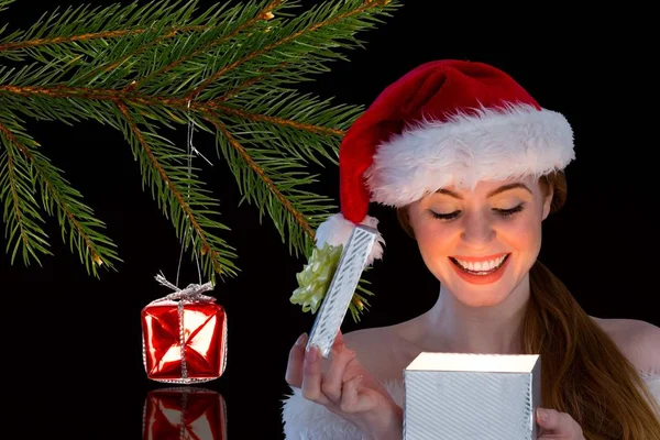 Mujer en Santa sombrero apertura caja de regalo — Foto de Stock