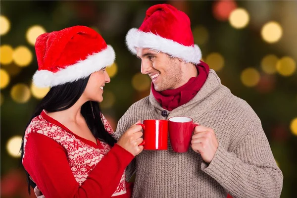 Pareja en santa hat tostadas tazas de café —  Fotos de Stock