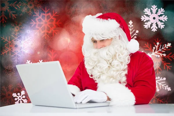 Babbo Natale utilizzando il computer portatile — Foto Stock