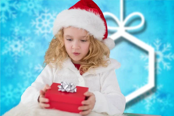 Fille dans santa chapeau tenant une boîte-cadeau — Photo