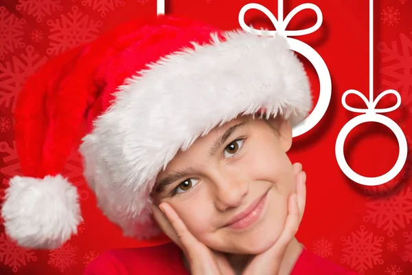 Glücklicher Junge mit Weihnachtsmütze — Stockfoto