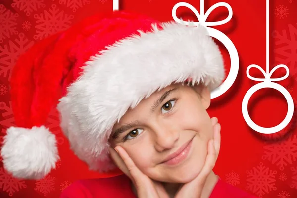 Niño feliz usando sombrero de santa —  Fotos de Stock