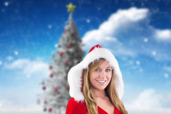 Vrouw in santa kostuum glimlachend op camera — Stockfoto