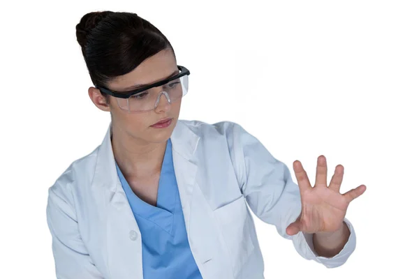 Cientista feminino usando tela digital — Fotografia de Stock