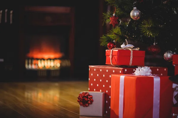 Inslagna gåvor nära en julgran — Stockfoto