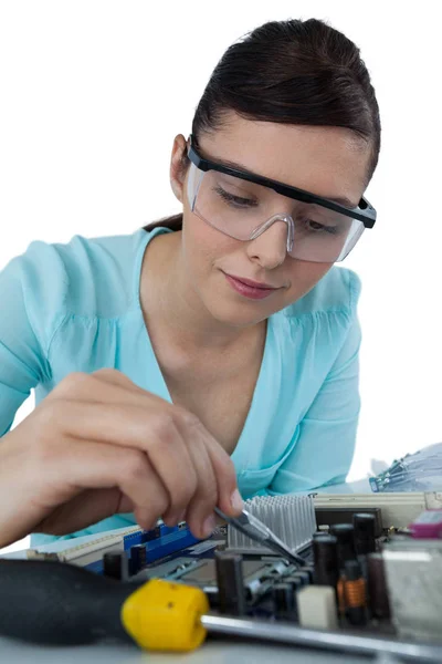 Engenharia da computação reparar placa-mãe computador — Fotografia de Stock