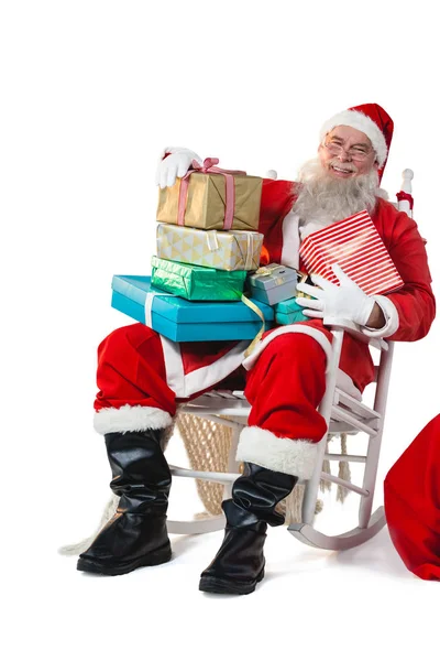 Santa claus segurando um presentes — Fotografia de Stock