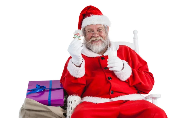 Santa Claus tomando leche y galletas — Foto de Stock
