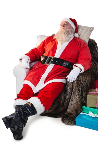 Papai Noel relaxante no sofá — Fotografia de Stock