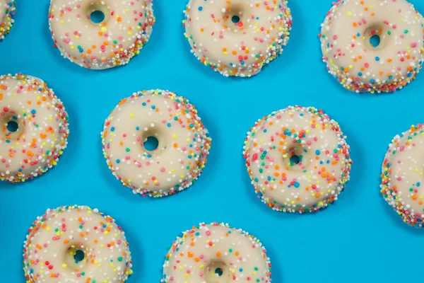 Donuts saborosos com polvilhas — Fotografia de Stock