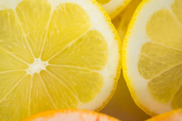 Primo piano dei limoni affettati — Foto Stock