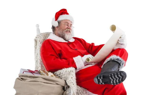 Papai Noel lendo uma lista de desejos de Natal — Fotografia de Stock