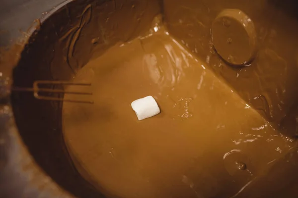 Marshmallow ondergedompeld in de chocolade machine mengen — Stockfoto