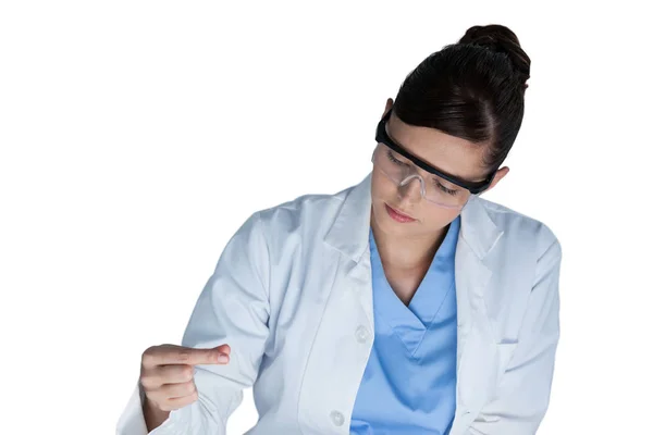 Vrouwelijke wetenschapper het uitvoeren van een experiment — Stockfoto