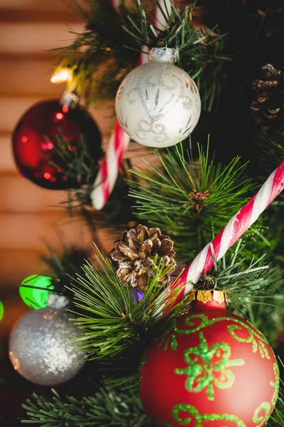 Decoraties op kerstboom — Stockfoto