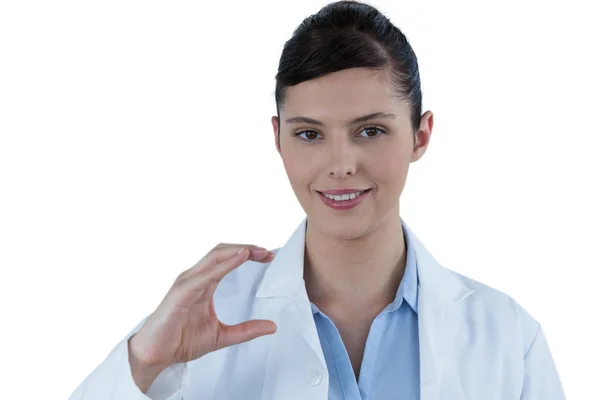 Красивая женщина-врач жестом — стоковое фото