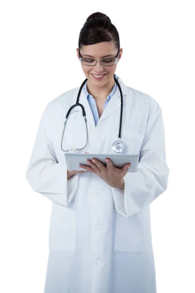 디지털 태블릿을 사용하는 여성 의사 — 스톡 사진