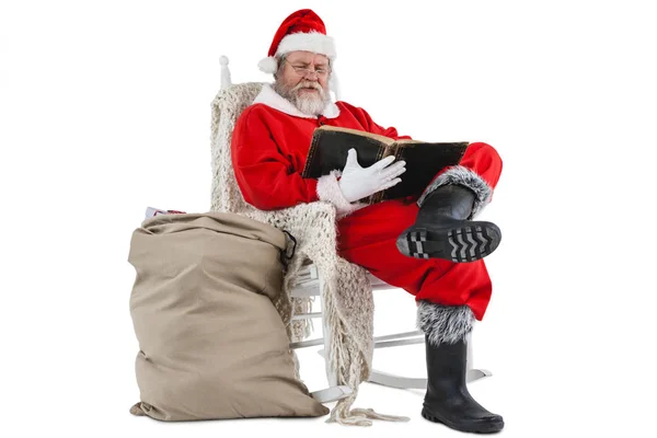 Weihnachtsmann liest Bibel — Stockfoto