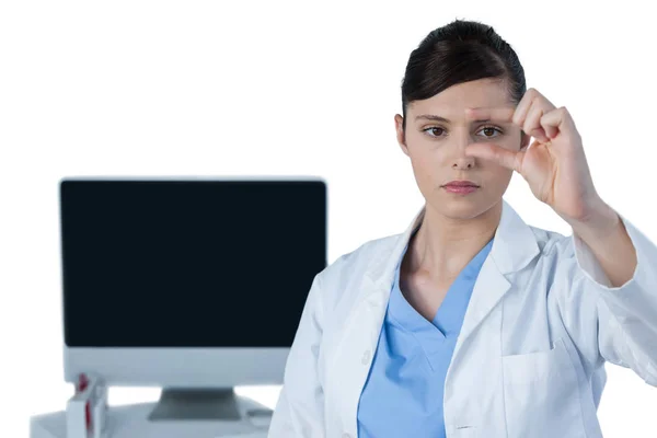 Cientista feminina conduzindo uma experiência — Fotografia de Stock