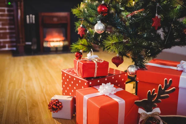 Cadeaux enveloppés près d'un arbre de Noël — Photo