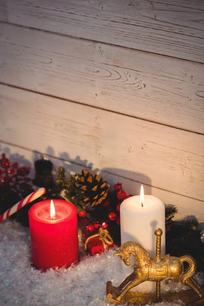 木製の壁にクリスマスの装飾 — ストック写真