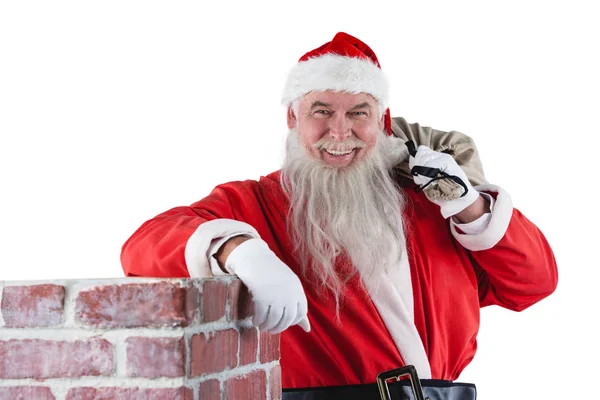 Weihnachtsmann trägt Tasche voller Geschenke — Stockfoto