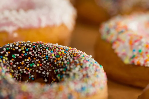 Donuts saborosos com polvilhas — Fotografia de Stock