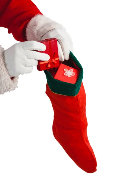 圣诞老人把礼物放在圣诞袜里 — 图库照片