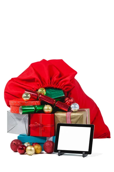 Regalos de Navidad con tablet digital —  Fotos de Stock
