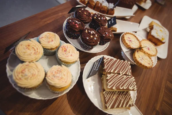 Varios alimentos dulces en el mostrador — Foto de Stock