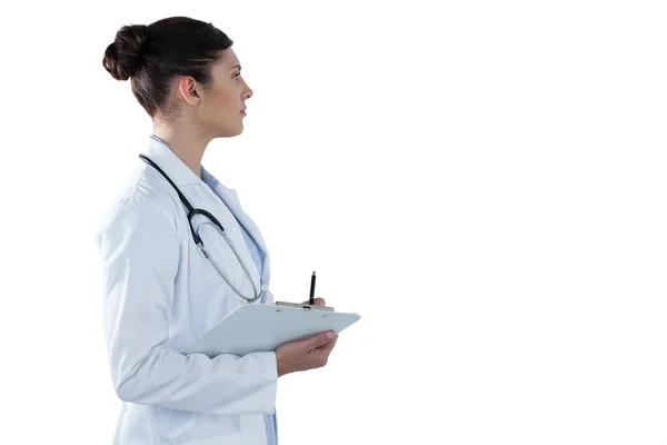 Médica feminina segurando prancheta — Fotografia de Stock