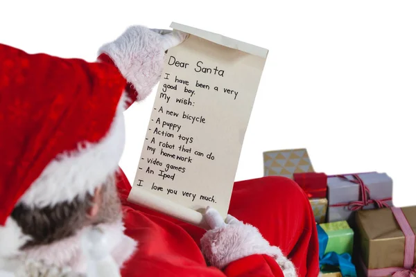 Papai Noel lendo uma carta — Fotografia de Stock