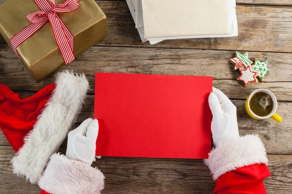 Santa claus drží červené cedulky — Stock fotografie