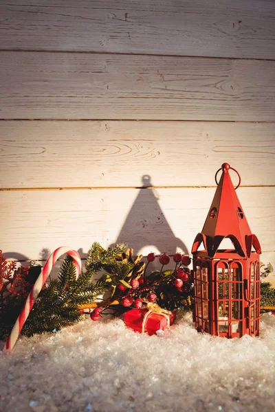 Decorações de Natal contra parede de madeira — Fotografia de Stock