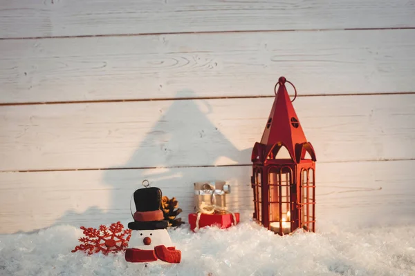 Decorações de Natal contra parede de madeira — Fotografia de Stock