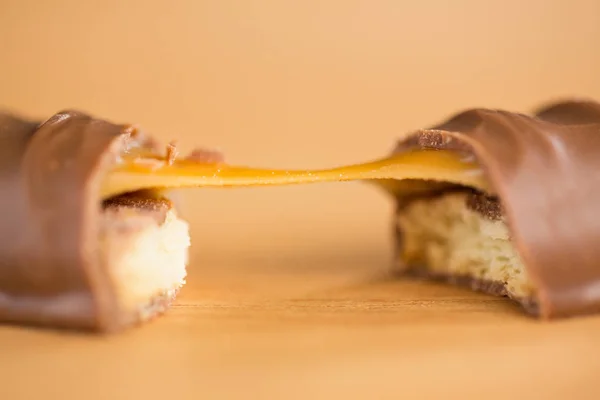 Close-up de chocolate e barra de caramelo — Fotografia de Stock