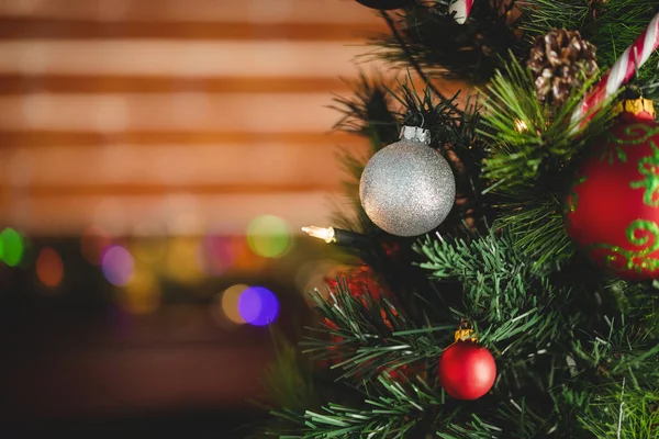 Decorações na árvore de Natal — Fotografia de Stock