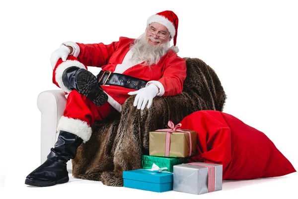 Santa sentado no sofá — Fotografia de Stock