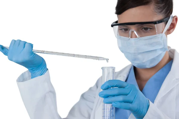 Female scientist conducting an experiment — Stock Photo, Image