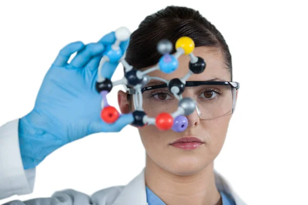 Científica femenina sosteniendo modelo molecular —  Fotos de Stock