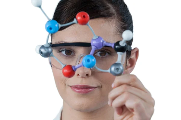 Γυναίκα επιστήμονας εκμετάλλευση μοριακό μοντέλο — Φωτογραφία Αρχείου