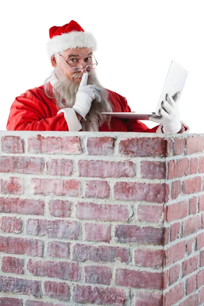 Santa claus met behulp van laptop — Stockfoto