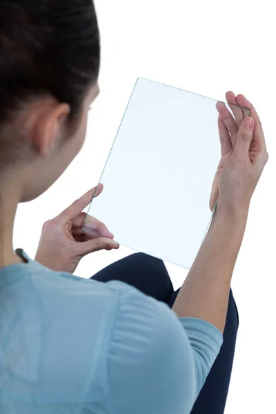 Zakenvrouw voorwenden om digitale tablet gebruiken — Stockfoto