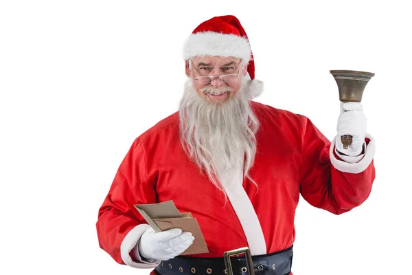 Санта Клаус держит конверт и ручку колокольчика — стоковое фото