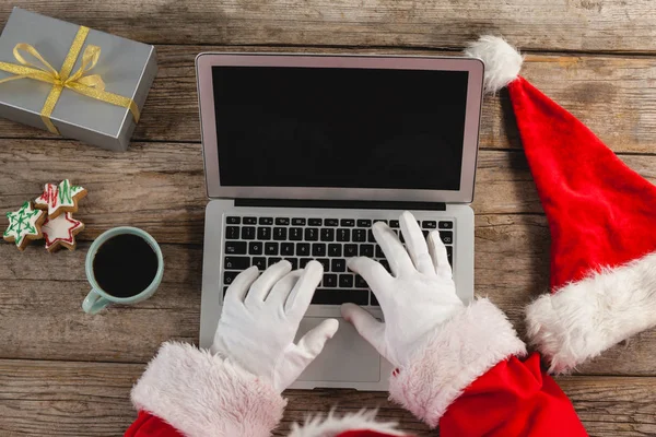 Santa claus using laptop — Stock Photo, Image