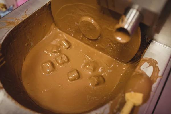 Malvavisco sumergido en chocolate —  Fotos de Stock