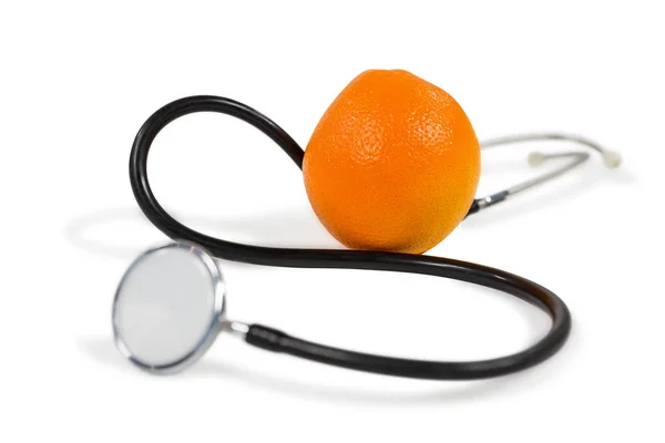 Стетоскоп и апельсин на белом — стоковое фото