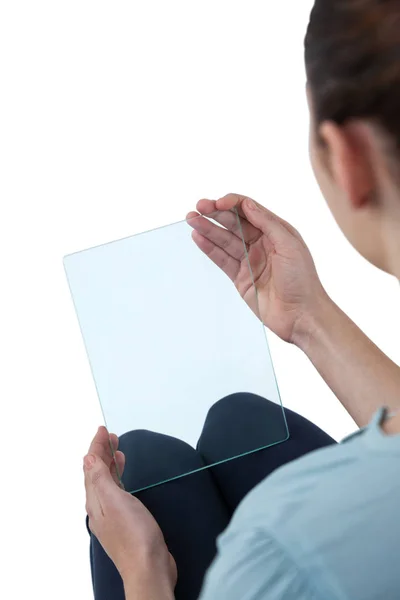 Empresária fingindo usar tablet — Fotografia de Stock