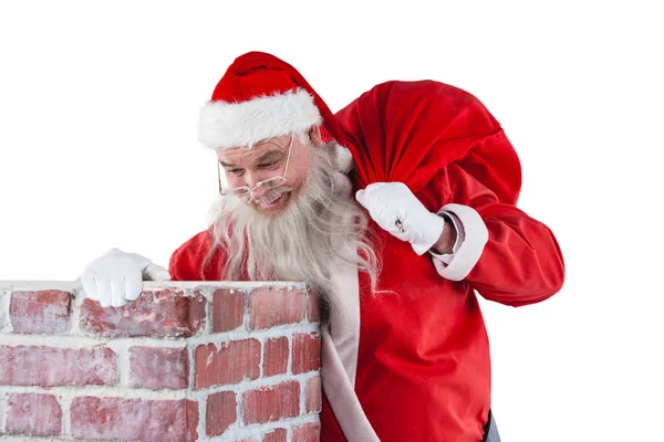 Weihnachtsmann trägt Tasche voller Geschenke — Stockfoto