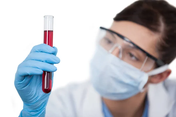 Female scientist conducting an experiment — Stock Photo, Image